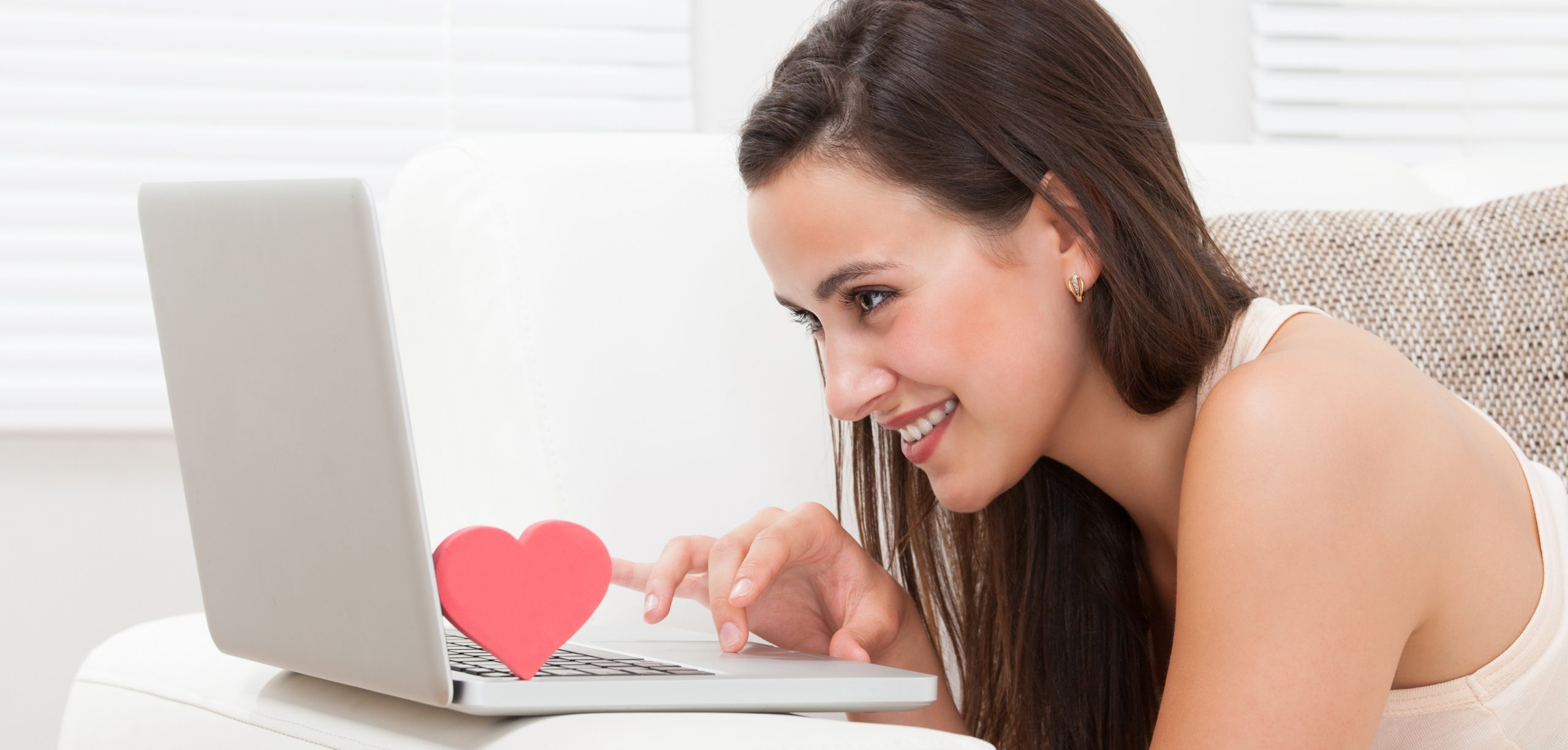 Сайт проверенных девушек. Честная девушка. Сайт проверенных девушек. Сайт проверенных девушек. Девушка опирается на стол.